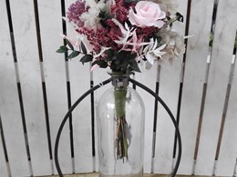 Florero estructura metálica con ramo de flor preservada rosa 